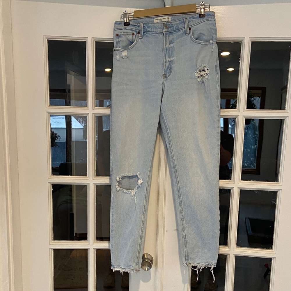 Abercrombie & Fitch 8L Light Wash Distressed Jeans The Mom High Rise